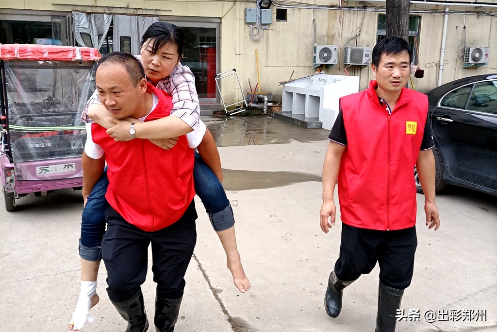 郑东新区白沙镇宽豪斯小区居民给祭城路街道*党**员突击队送锦旗