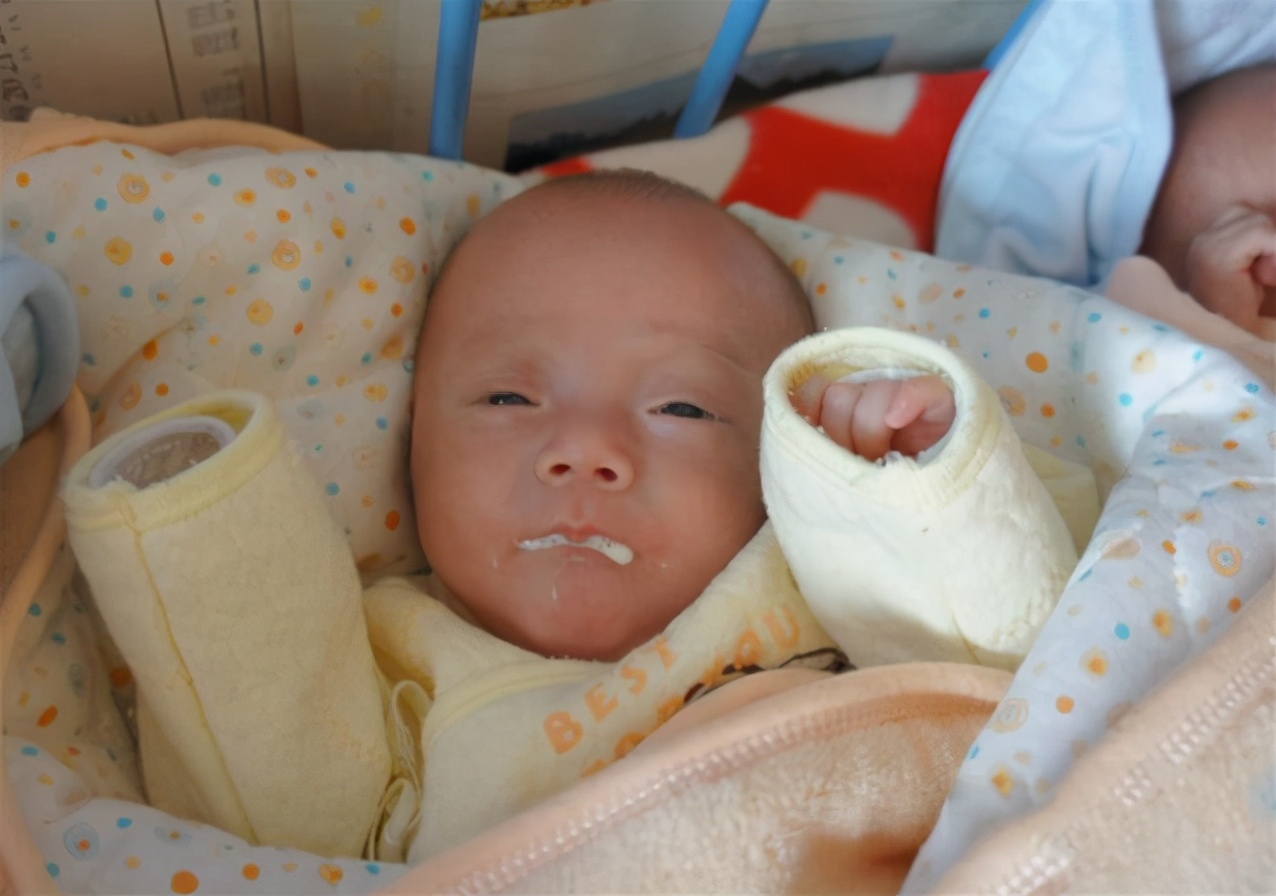 新生儿吐奶怎么办最有效的方法,新生儿吐奶怎么处理最有效