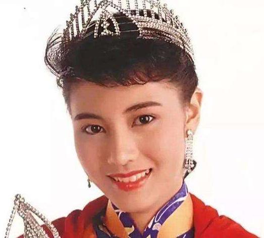 46岁李嘉欣晒自拍送祝福,李嘉欣深夜晒自拍