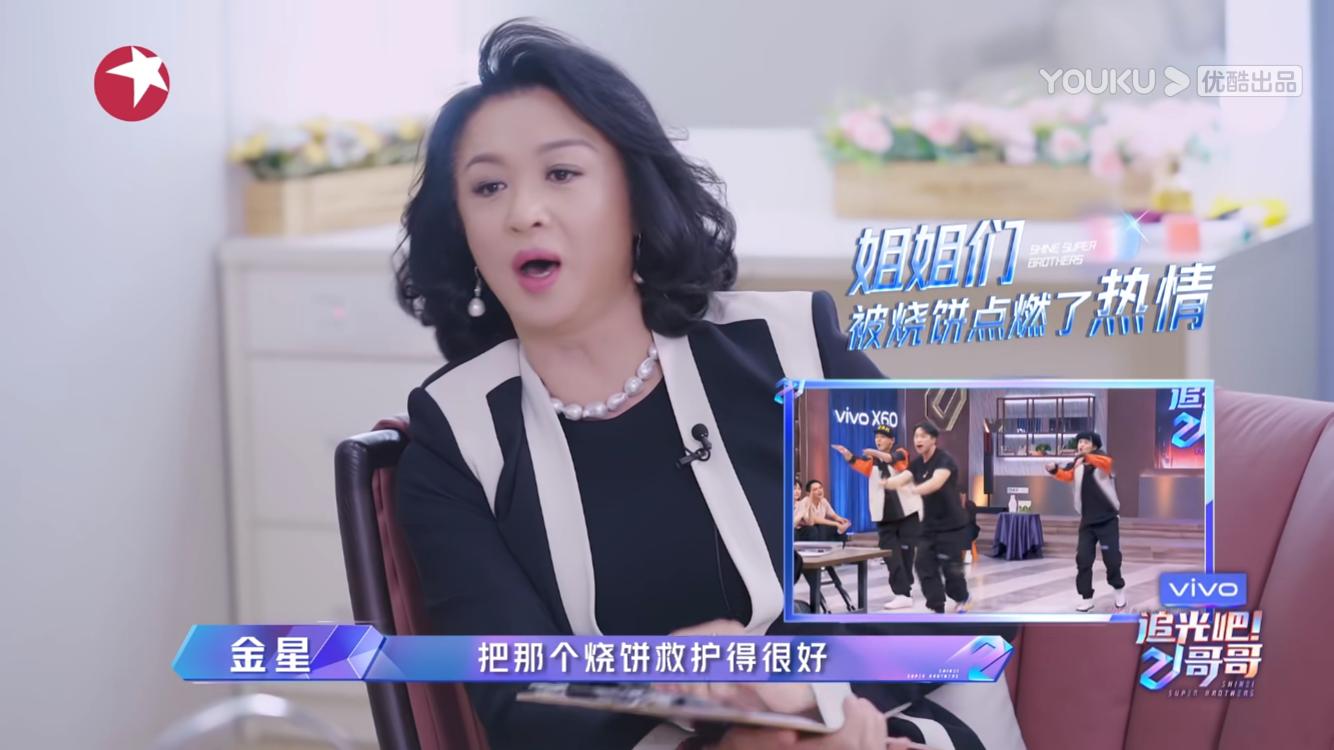 无颜、哑嗓、广场舞水平的搞笑担当烧老师凭啥得“小考”第一？