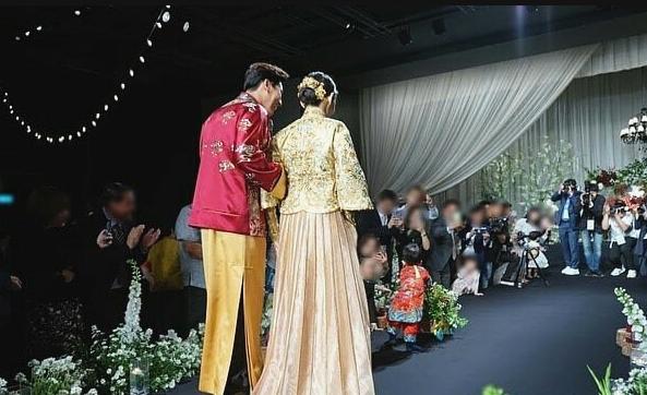 秋瓷炫和于晓光唐装,秋瓷炫于晓光儿子周岁宴婚礼