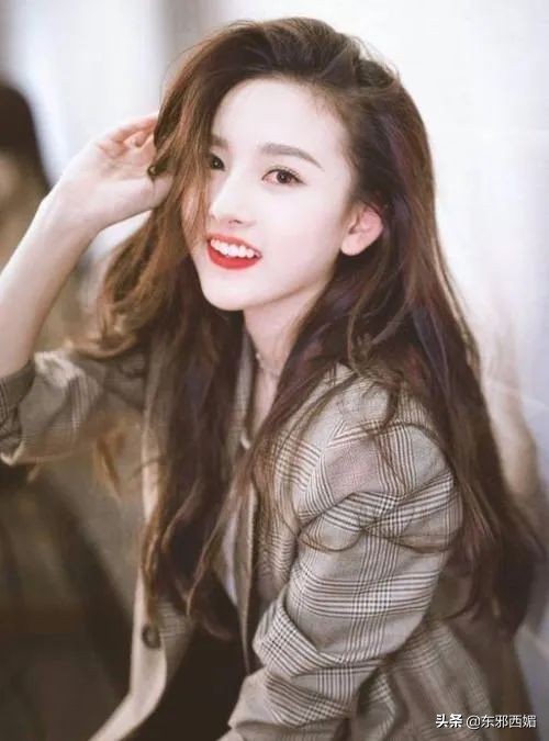 当众踹别人一脚犯法吗,当众踹人违法吗