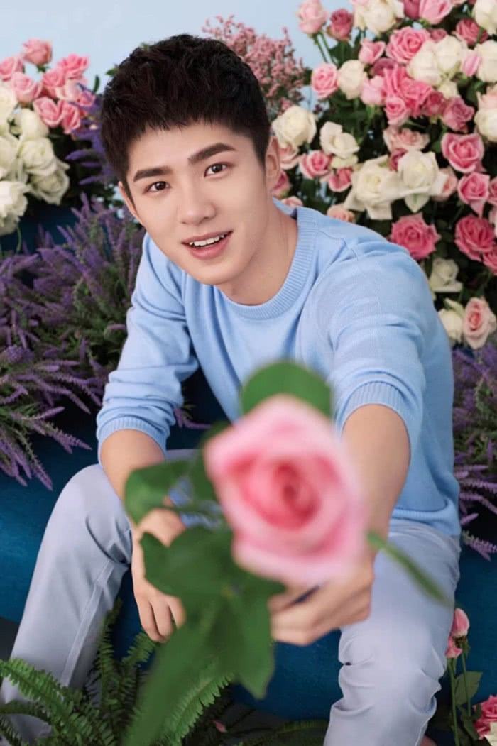 10位爱豆同时送花给你，你会选谁？网友：除了第十个，我全都要