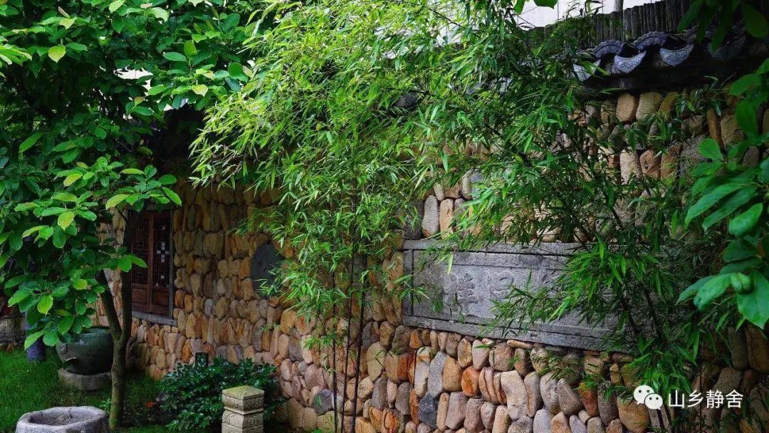 富春江边，有位美女将老宅改成爆美庭院式民居，每日诗……