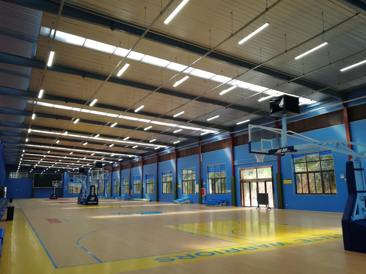 阿德在球场上的表现,足球场照明灯的选择