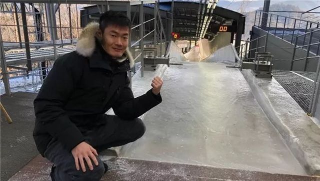 32岁百米飞人赛场晒幸福！女友名校出身还是美女主持，大钻戒亮了