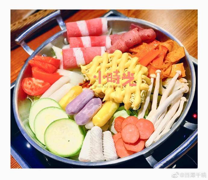 想从吃上接近爱豆，来拔草正宗思密达多彩芝士年糕火锅吧！