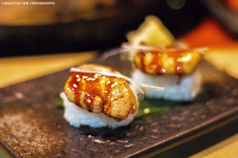 等待烤盘上的肉，就像是异地恋的情侣，看得见却吃不到