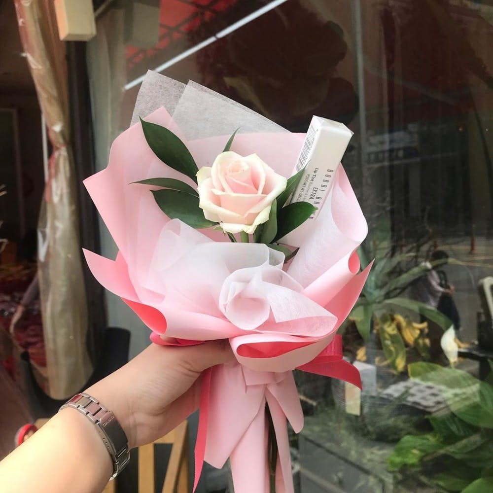 送鲜花太落伍！花束里包美妆品食物女友更开心男友快学起来