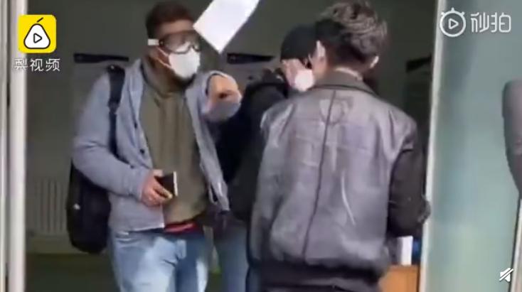 认怂道歉视频,青岛外国插队事件