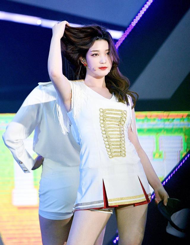 长相酷似秀智，20岁*团退**当妈的女偶像，穿搭堪称时尚教程！