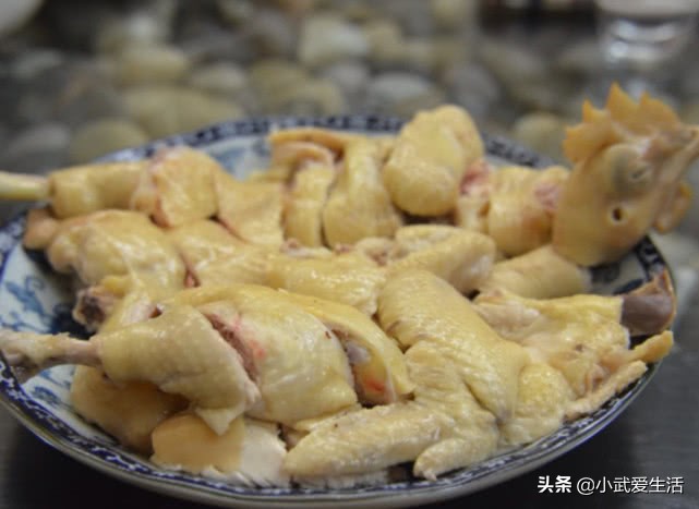 在广东餐厅吃到没熟的白切鸡，别急着找老板理论，不然会闹出笑话