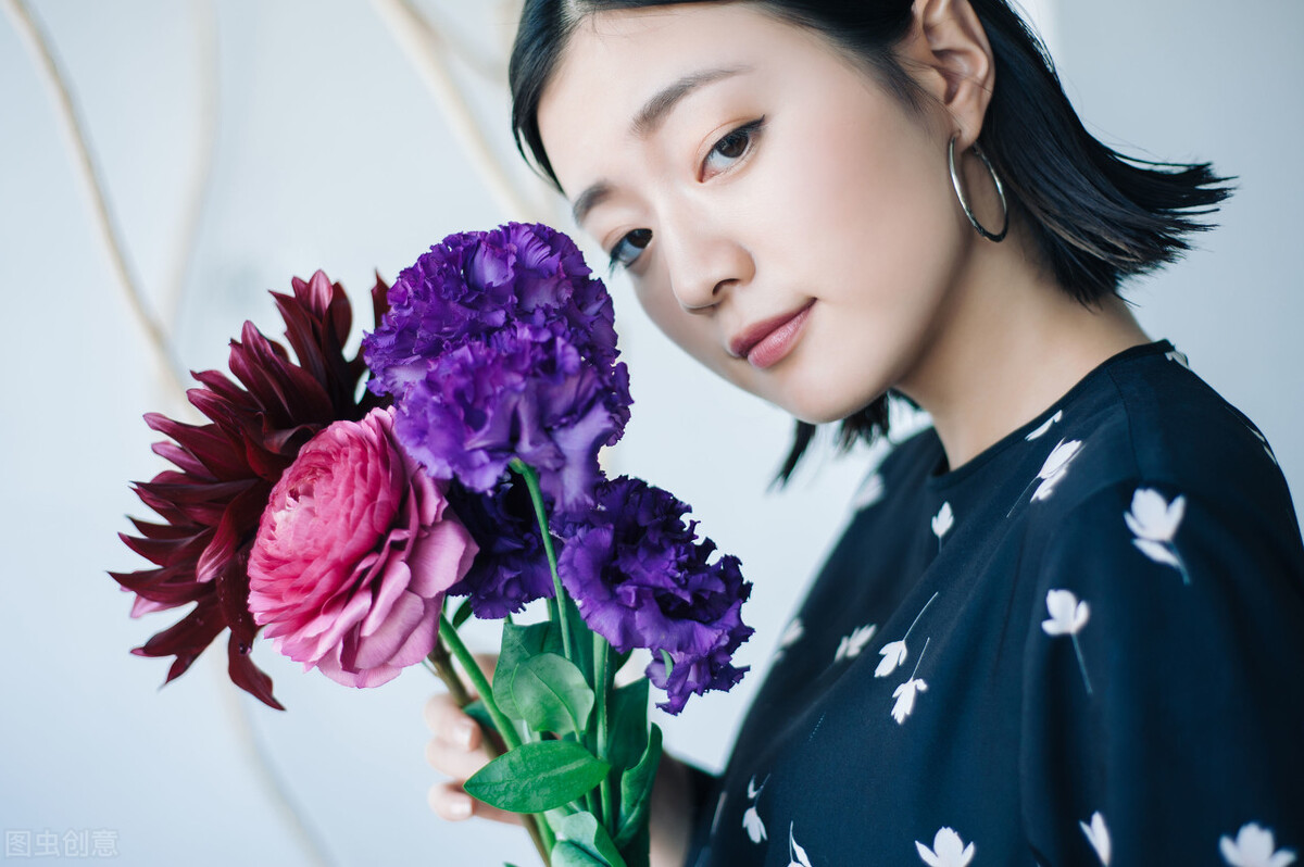 开个鲜花店月入过万,开一个鲜花店的费用