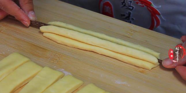油条蓬松好吃的小窍门,掌握这个小窍门油条各个空心酥脆