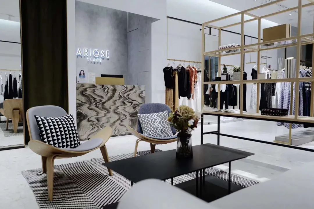 谁说服装店不行了？这个低调的女装却悄悄地开了1200多家店