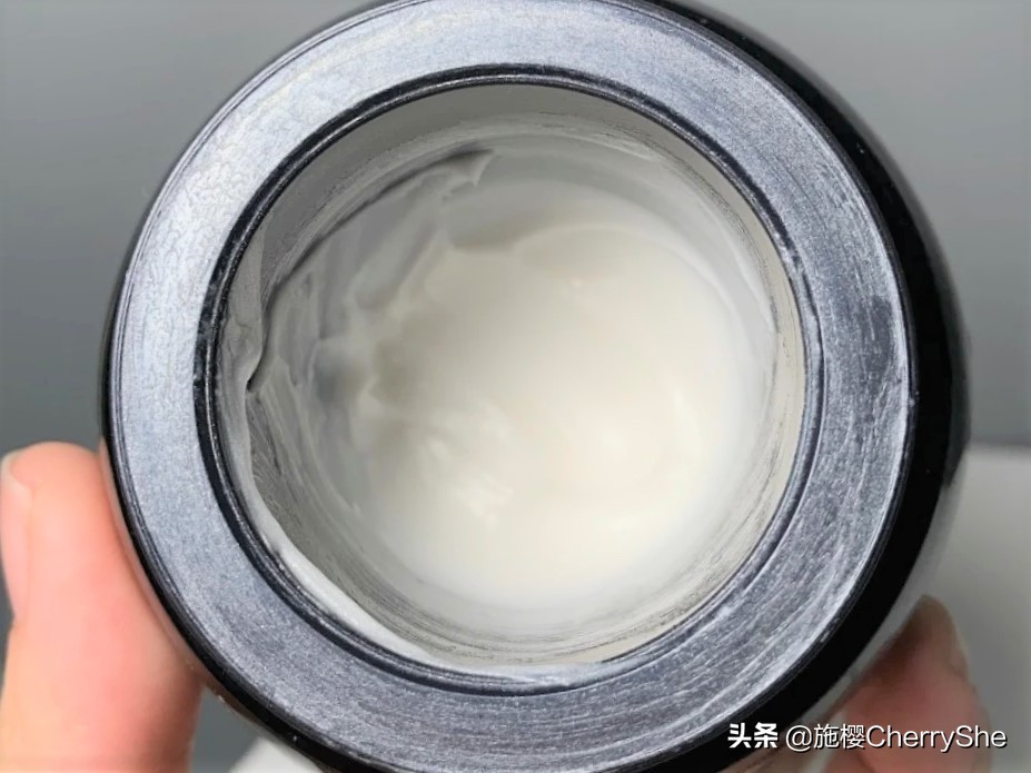 HR赫莲娜的黑绷带和白绷带有什么区别？哪个更值得买？