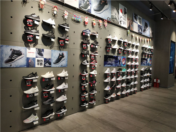 我们今儿来到蚌埠万达，逛了逛帮阿迪耐克卖鞋的滔搏运动城