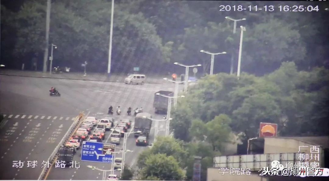 右转路口里面车道有红绿灯怎么走,路口左转和右转没有红绿灯怎么走