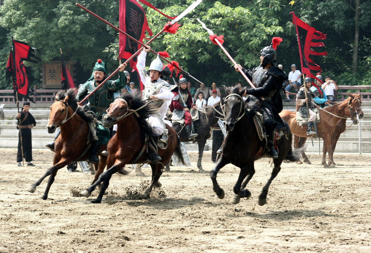 曹操评价人中吕布马中赤兔,为什么说人中赤兔马中吕布