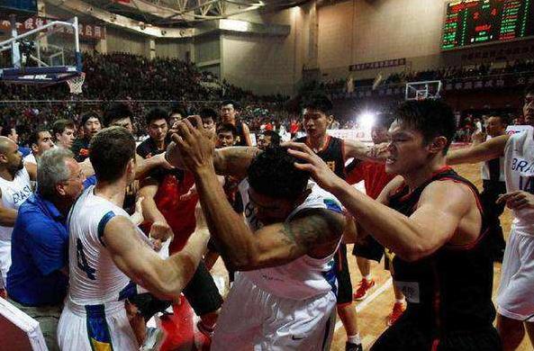 易建联当年在nba的实力,易建联在国际赛场上的霸气视频