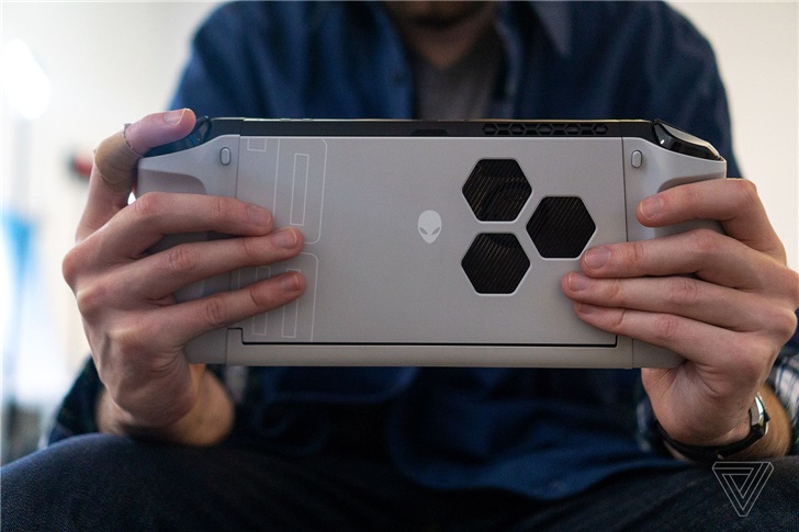 唯品会涉嫌出售假羊毛衫；Alienware展示新掌机但暂时不会发