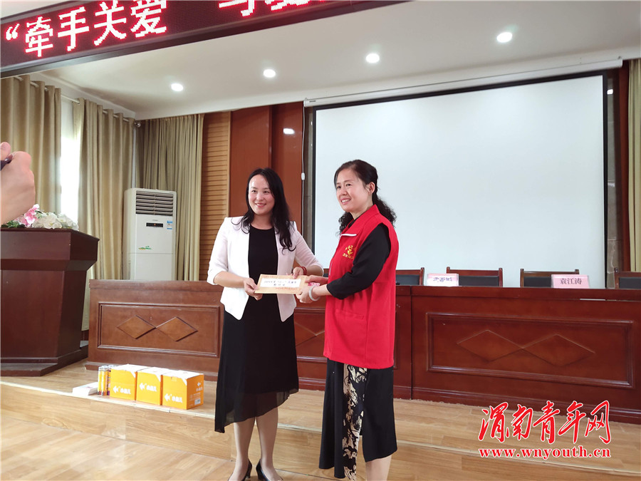 杜桥办中心广场社区为五里铺小学贫困、留守儿童开展慈善捐赠活动