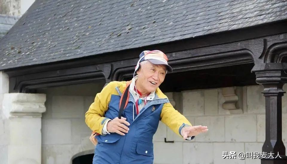 让陈道明屈膝弯腰,让张国立冯小刚起立的老兵