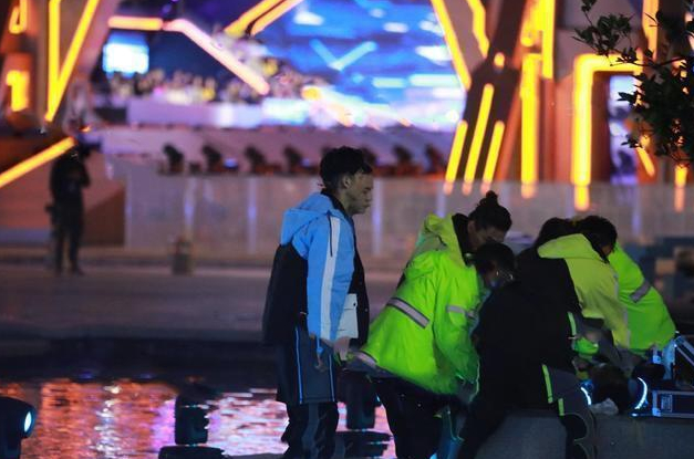 高以翔父亲摔倒,高以翔爸爸离开时摔下台阶