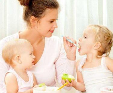 宝宝不爱吃饭是因为做饭难吃,父母必须改掉的吃饭坏习惯