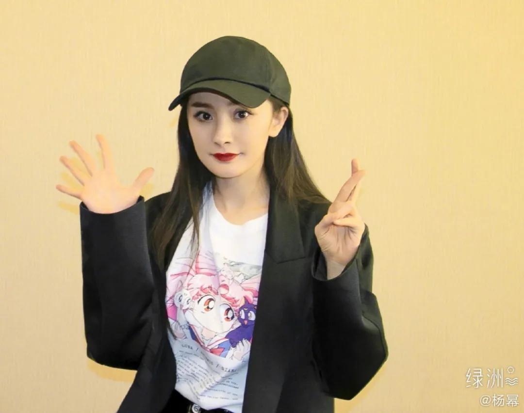 胸大和胸小穿衣服效果对比短袖,胸大和胸小穿衣对比哪个年轻