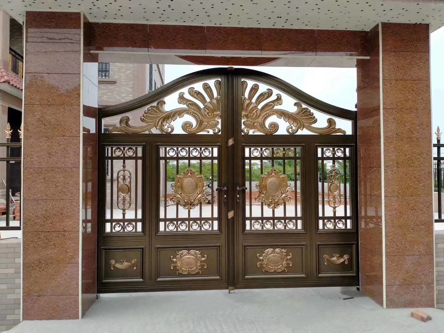 双开铝艺大门安装,双开铝艺大门