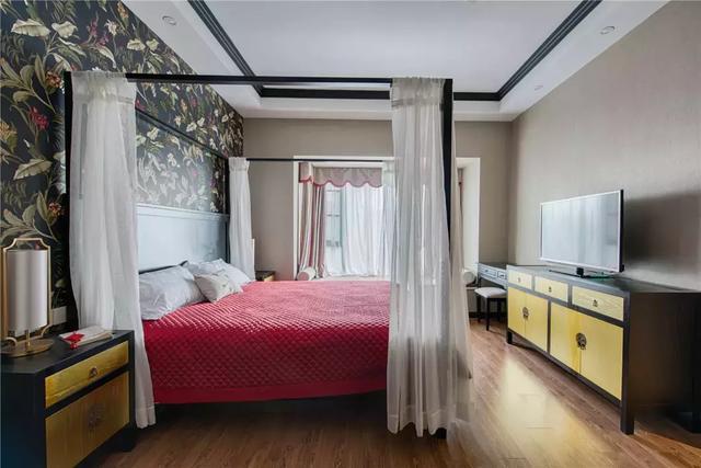 新中式装修配黑色皮沙发,128平装修风格客厅效果图