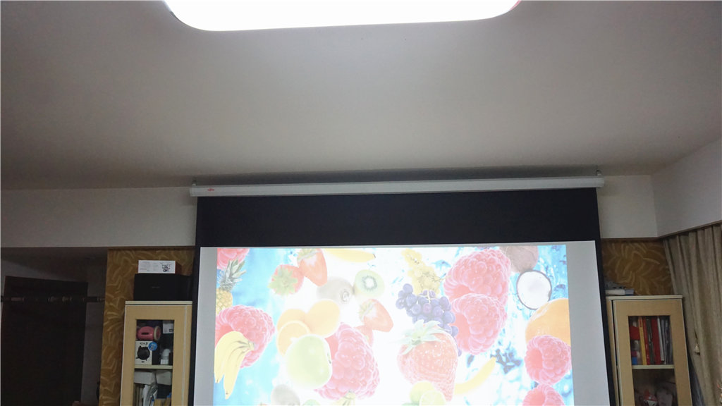 客厅用投影仪代替电视机好不好,客厅电视机和投影仪