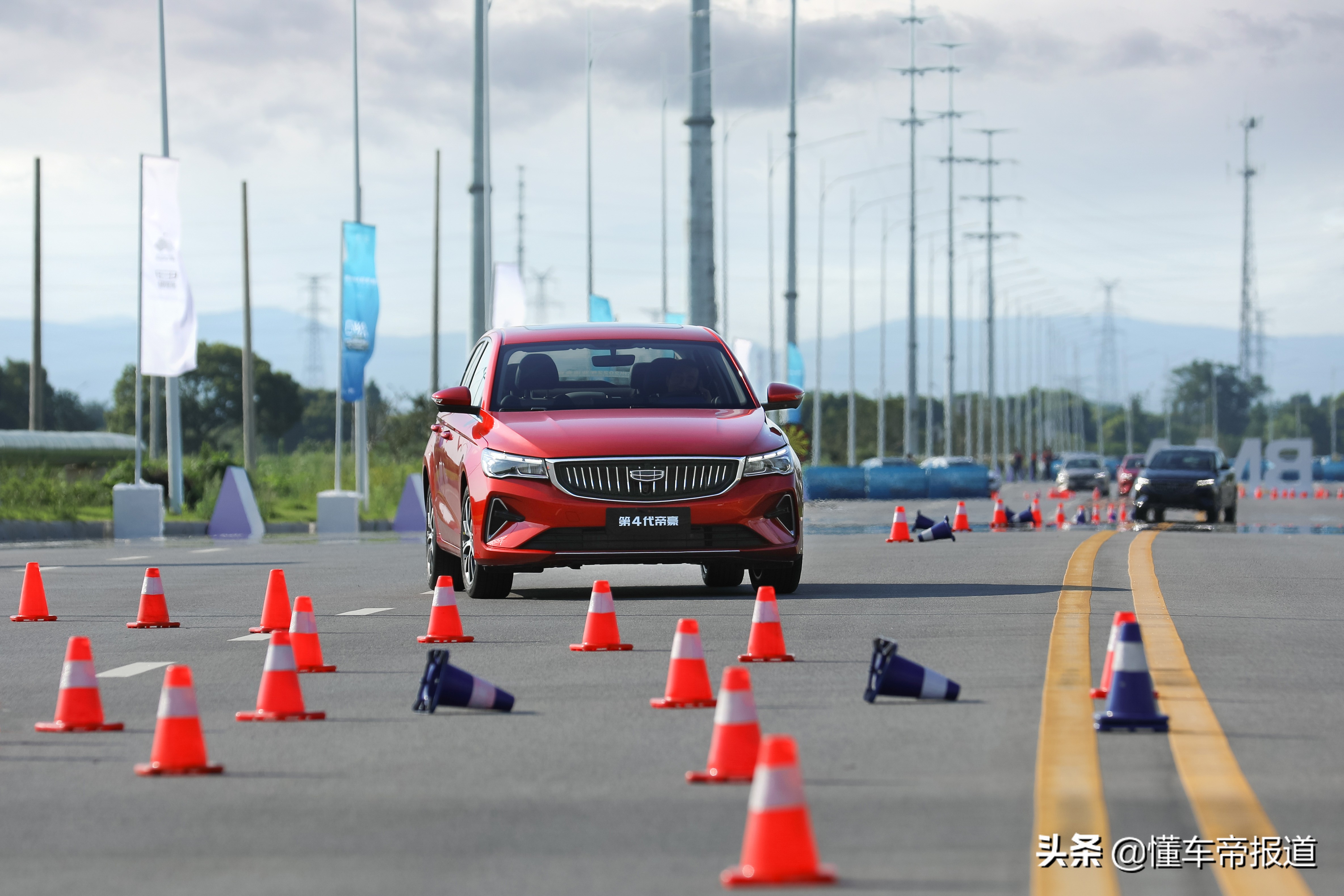 吉利帝豪第四代盘山公路试驾,新车内饰最好的汽车