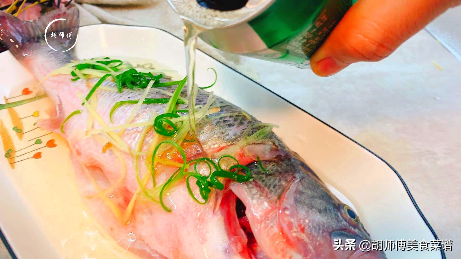 清蒸鱼是放盐还是放生抽,清蒸鱼要放盐还是生抽