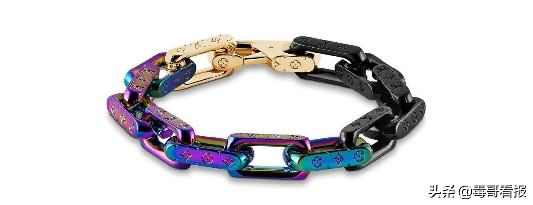 简约的首饰往往是穿搭的必杀技,首饰穿搭