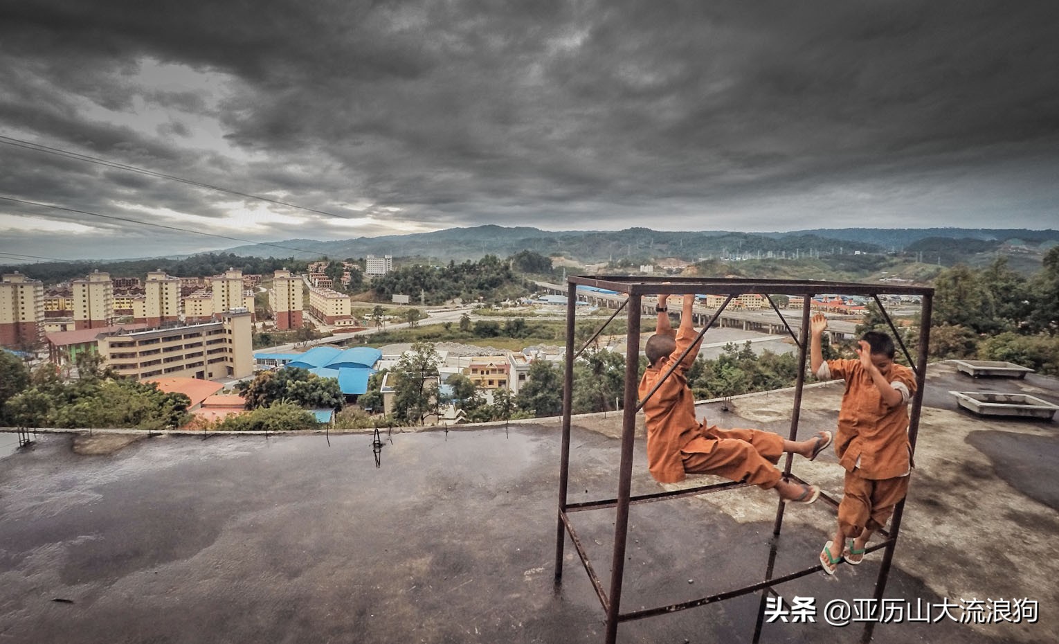 中缅边境的佛寺,旅途中遇到藏区僧人