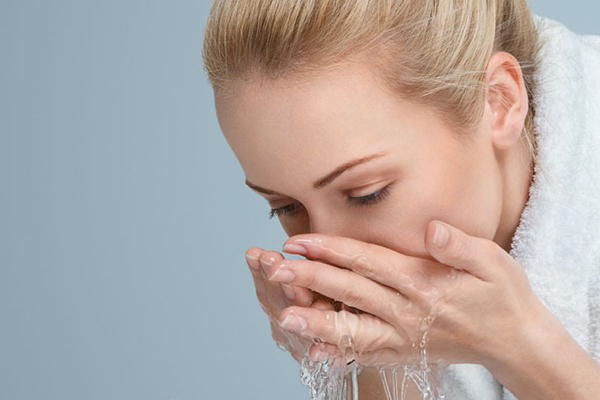 卸妆水不小心喝下去怎么办,卸妆水不小心入眼眼睛模糊怎么办