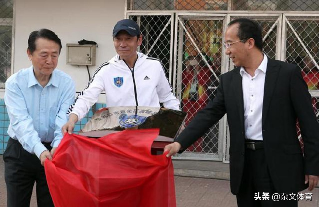 50岁前国脚改过自新！出狱后创办足球俱乐部，前妻是歌坛天后