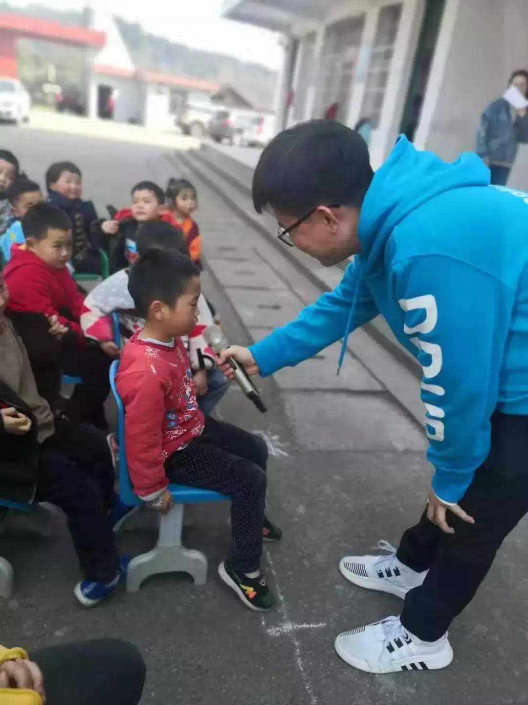 十年树木百年树人丨abc360学员献爱心，让大山里的孩子背上新书包