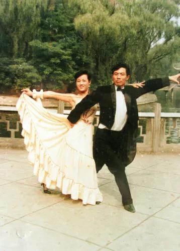 跳交谊舞完整版,怎么样跳交谊舞