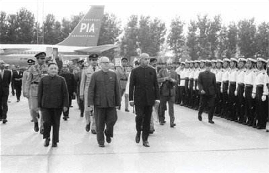 1976年周总理不幸逝世，毛主席流泪仰天长叹：恩来，你还是走了啊