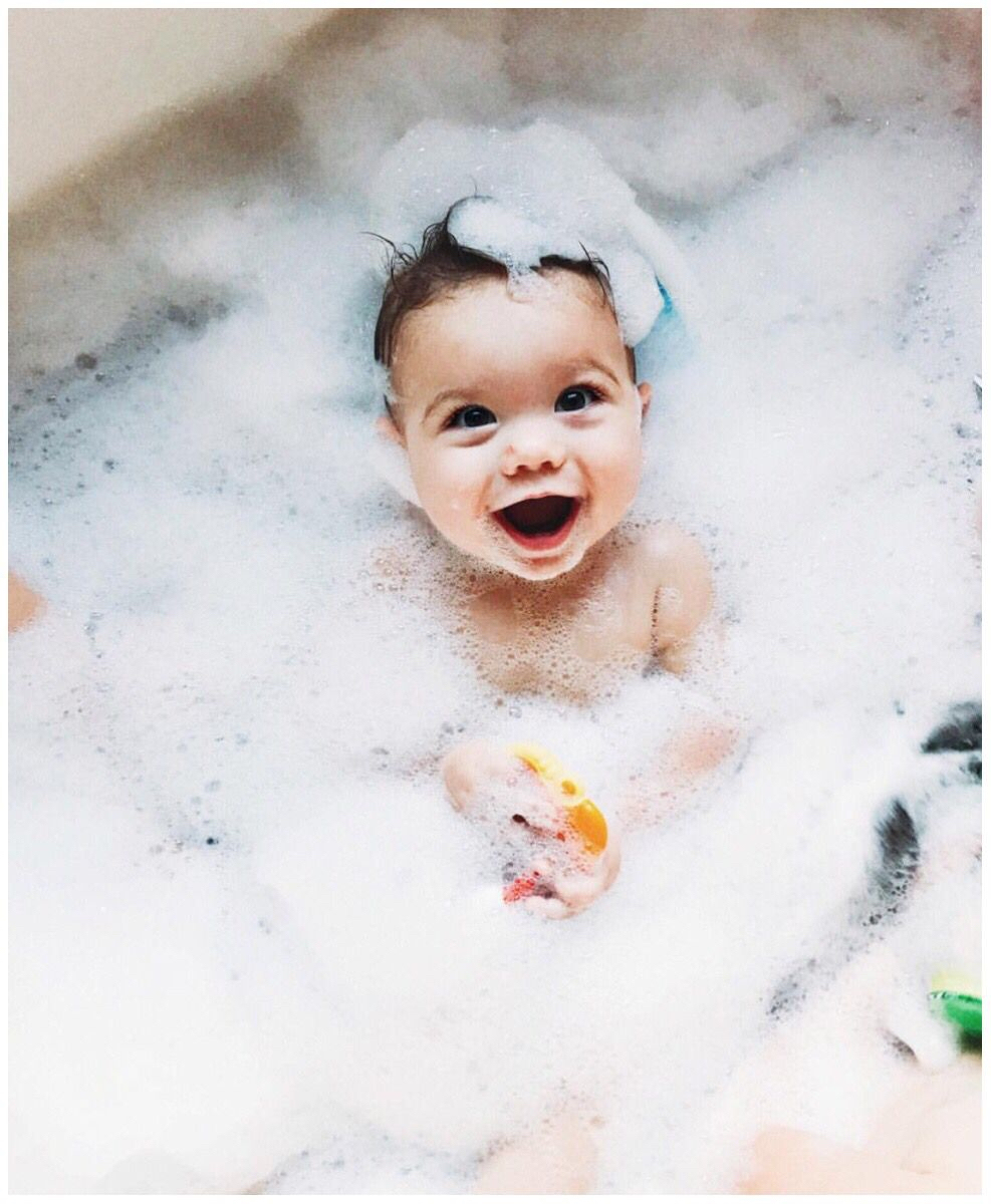 宝宝突然一洗澡就哭是怎么回事,宝宝洗澡哭得可伤心了