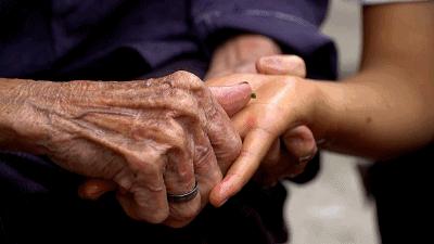 50岁阿姨自制抗衰老面膜,105岁奶奶特制面膜