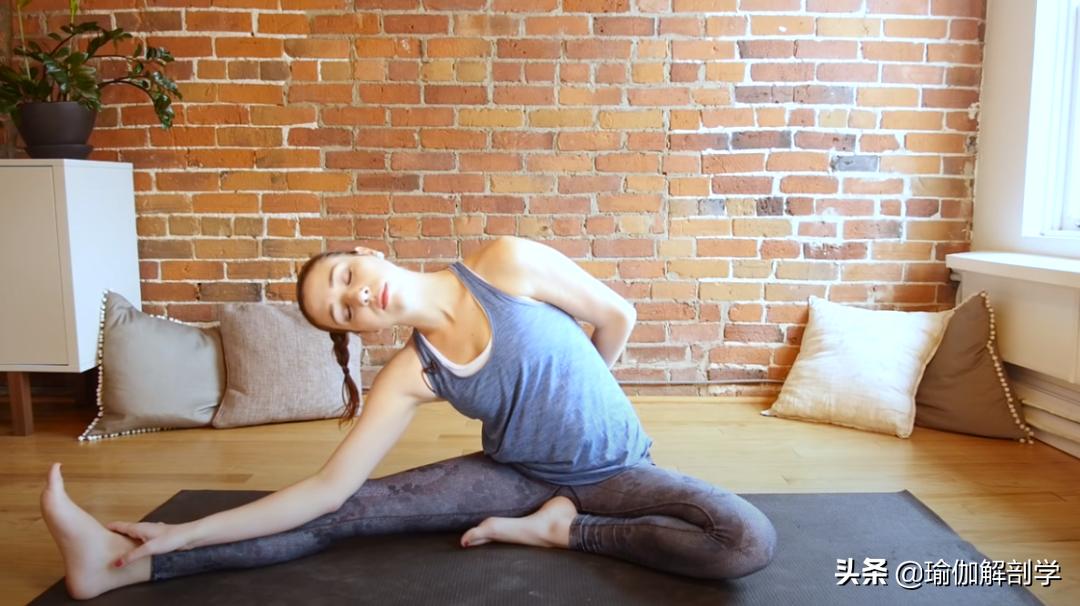 春季养肝正当时，8个体式养肝排毒，错过再等一年