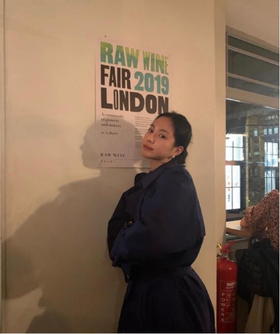 智秀白衣服配牛仔裙,秀智穿搭夏天气质上衣图