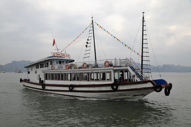 这里虽然风景如画人们生活的却很凄惨没日没夜的追着大船讨生活