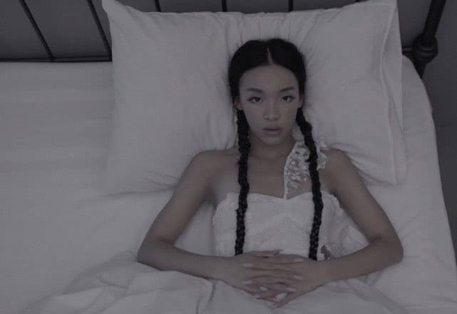 李佳琪堂妹刘柏辛，一身牛仔连体搭白色板鞋，尽显说唱歌手酷帅风