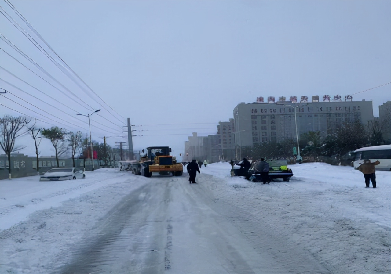 孕妇临产遇大雪封山众人齐救援,孕妇临产遇雪天封山民警紧急送医
