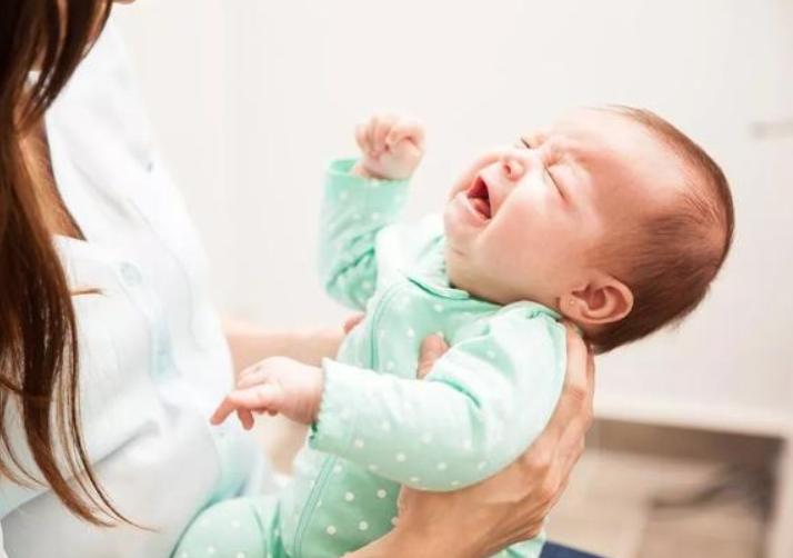 宝宝不小心跌下床怎么办,宝宝不小心掉地上发生意外